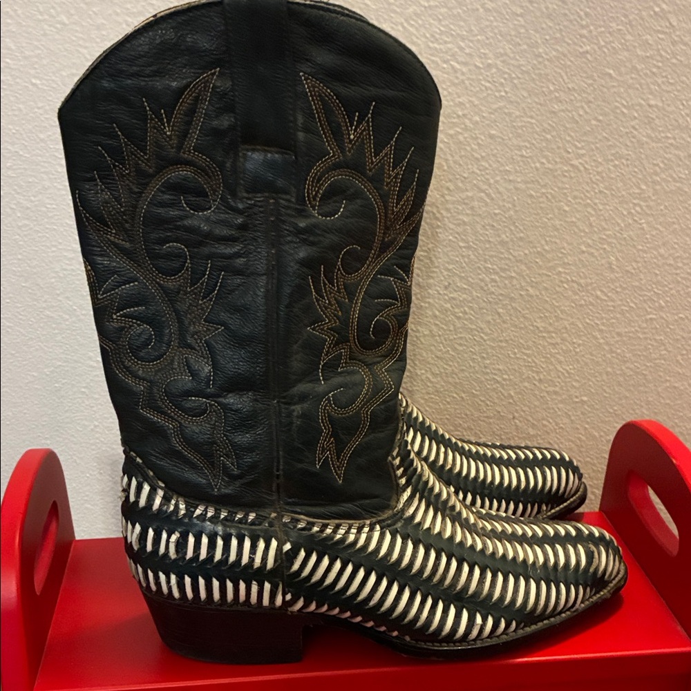 Amazonas dark green cowboy boots with white leather accents size 10